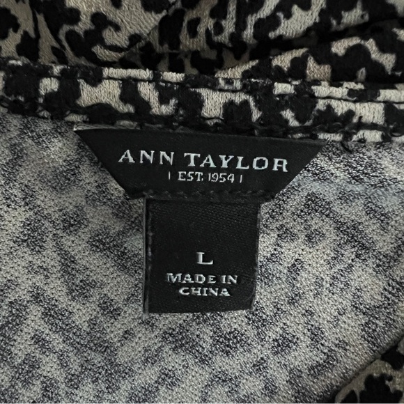 Ann Taylor Blouse Black & Tan Snake Pattern Size Large EUC - Picture 4 of 4